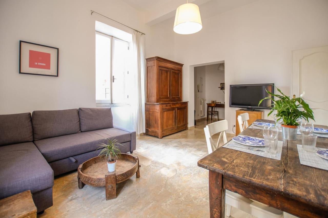 Spacious Apartment With Big Terrace At Colosseum Рим Екстер'єр фото